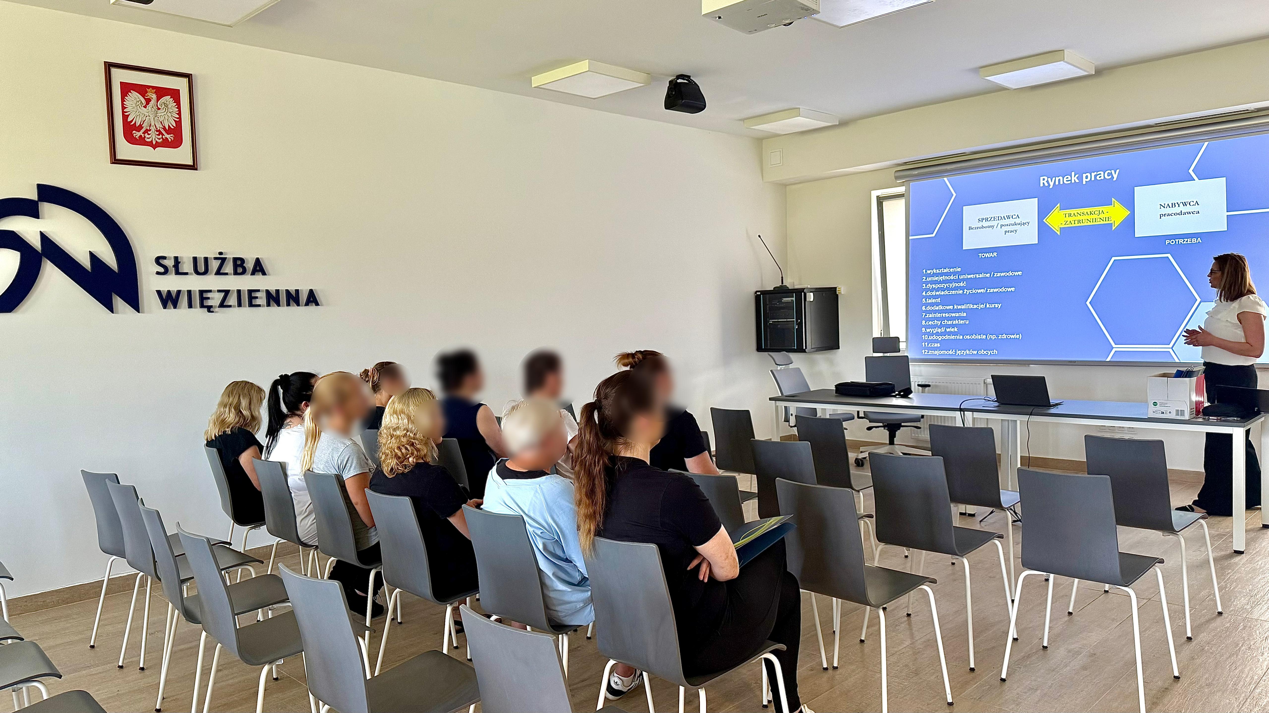 Zdjęcie artykułu 5 kroków do zatrudnienia – poradnictwo zawodowe dla kobiet osadzonych w Oddziale Zewnętrznym w Chmielowie Zakładu Karnego w Dębicy